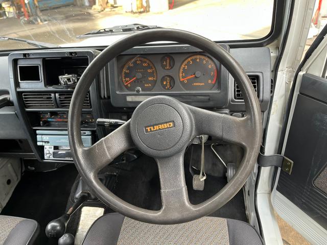 ジムニー ワイルドウインドリミテッド　４ＷＤ　ターボ　５ＭＴ　オーバーフェンダー　マッドタイヤ　ホワイトレター（17枚目）
