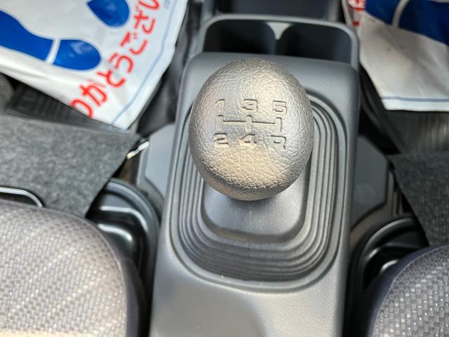 スーパーキャリイ スーパーキャリイ　Ｘ　５型　４ＷＤ　５ＭＴ　当社試乗車使用　オートライト　スズキセーフティーサポート　衝突被害軽減システム　横滑り防止機能　４ＷＤ　５ＭＴ（16枚目）