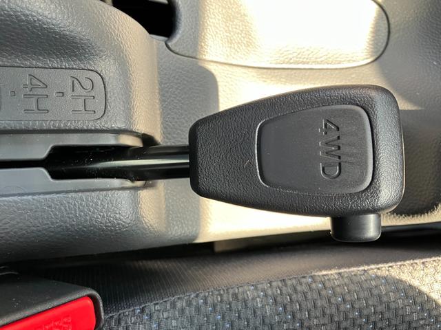 スーパーキャリイ スーパーキャリイ　Ｘ　５型　４ＷＤ　５ＭＴ　当社試乗車使用　オートライト　スズキセーフティーサポート　衝突被害軽減システム　横滑り防止機能　４ＷＤ　５ＭＴ（17枚目）