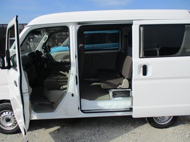 弊社には中古車の目利きのプロ「スズキ認定検査員」が多数在籍