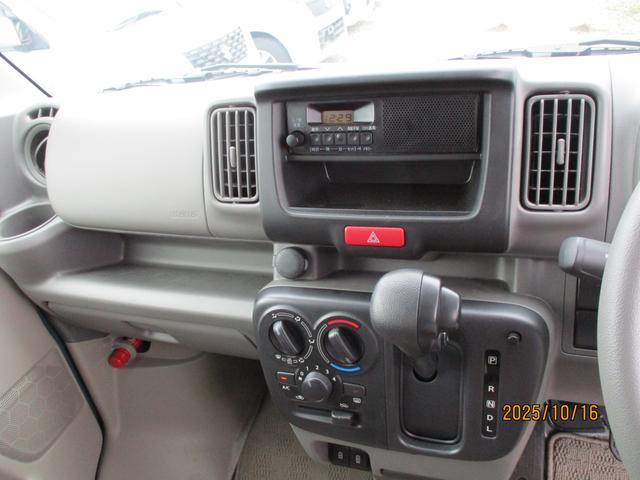 エブリイ ＰＡリミテッド　６型　　４ＷＤ　キーレス　パワーウインドウ　オートライト　スライドドア　４ＷＤ　衝突被害軽減システム　アイドリングストップ　衝突安全ボディ（9枚目）
