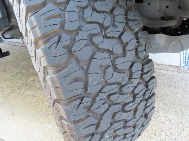 ランドクルーザープラド ＴＸ　Ｌパッケージ・ブラックエディション　１オーナーユーザー様買取禁煙車　２インチリフトＵＰ　ＤＦ１７ＡＷ　ＢＦグッドリッチＡ／Ｔ　ＳＲ　７人乗り　アルパイン９インチナビＴＶ　　Ｂカメラ　ルーフキャリア　ヒッチメンバー　Ｓヒーター／エアコン（63枚目）