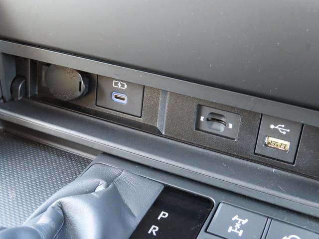 こちらに【電源ソケットｏｒＵＳＢポート】がございます☆スマートフォンの充電やドライブレーダーなどの電源をこちらからとることができます♪