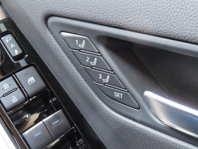 【メモリー付パワーシート】装備です。手動シートに比べ細かな調整ができるのでシートポジションにこだわられるお客様にはぴったりです☆またメモリしておけばワンタッチで自身の設定ポジションに戻せるので便利です