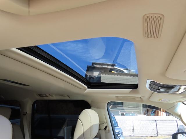 【サンルーフ】が装備されています☆ルーフを開けると解放感のあるドライビングをお楽しみいただけます♪シェードだけ開けても車内に日差しが入って明るくなりますし、夜は星空を眺めることも♪