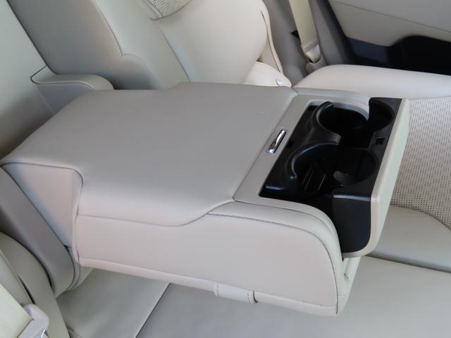 後部座席にもアームレストとドリンクホルダーがございます☆こちらに座られる方もゆったりくつろぎながらドライビングを楽しむことができますね♪