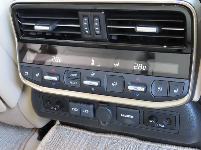 【後席シートヒーター】後席シートにもシートヒーターが装備されており、後席に座られる方も快適さが増しますね♪シートエアコンも装備されております（＾＾♪