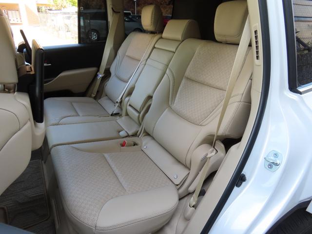 【レザーシート】レザーシートは高級なデザインだけでなく、伸縮性が良く、体にフィットするため、ドライブによる疲労軽減、腰への負担も和らげてくれます！ロングドライブが楽しくなりますね♪