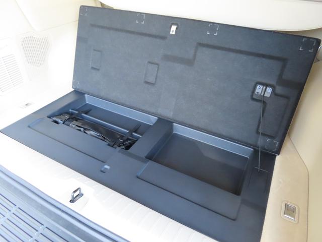 通常仕入れの中古車は複数オーナー様が使用されていたり、何件もの業者間で取引され、車歴があやふやになってしまうことがが多々ありますが、こちらのお車は安心の１オーナー車のユーザー買取車です。