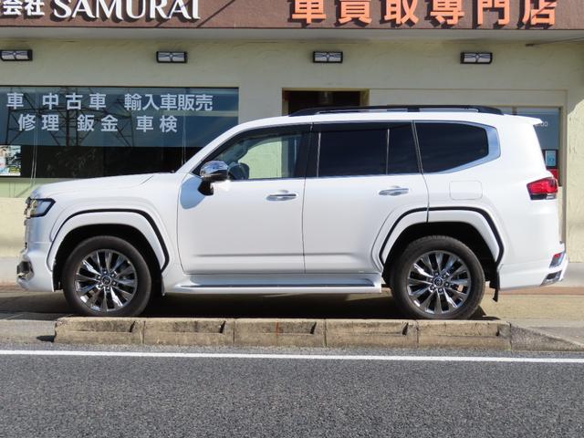 スマートキ−を携帯していれば、ドアハンドル部分を触ってロック・アンロック操作が出来ますので、雨天や荷物があっても大丈夫！更にエンジン始動はブレーキを踏みながらエンジンスイッチを押すと始動します。