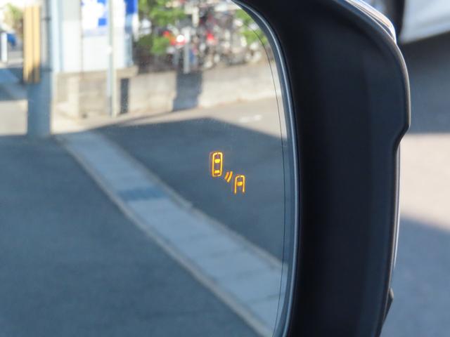 【ブラインドスポットモニター】装備車です！車線変更の時、死角となる斜め後ろに接近している車をＬＥＤ点灯や警告音で教えてくれます♪安全運転をサポートしてくれるので心強いですね☆