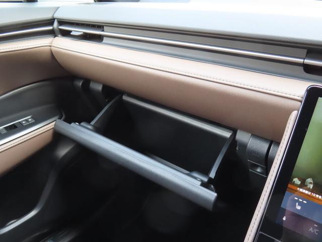 ＬＢＸ エレガント　１オーナーユーザー様買取禁煙車　レクサスセーフティーＳ＋　ＢＳＭ　ＲＣＴＡ　ＰＶＭ　アドバンストパーク＆ドライブ　寒冷地仕様　１８ＡＷ　前後方ドラレコ　ＥＴＣ２．０　パワーバックドア　純正フロアマット（32枚目）