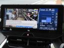 【ヘッドアップディスプレイ】フロントガラスにナビの進行方向や走行情報などを映してくれます☆運転時の視線をあまり変えずに見れるので前方の安全性が向上します♪