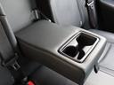 後部座席にもアームレストとドリンクホルダーがございます☆こちらに座られる方もゆったりくつろぎながらドライビングを楽しむことができますね♪