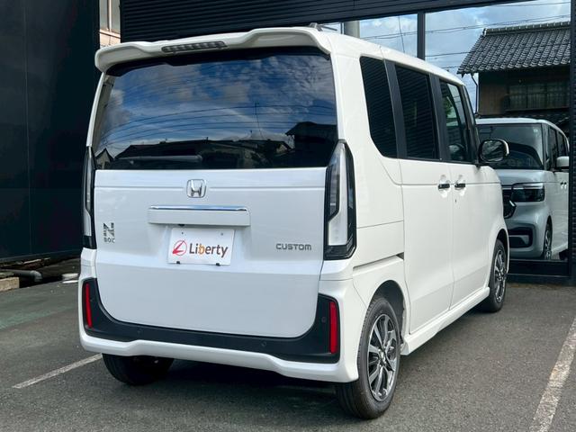 Ｎ－ＢＯＸカスタム ベースグレード　ＨｏｎｄａＳＥＮＳＩＮＧ　片側電動スライドドア　電子パーキング　オートブレーキホールド　アダプティブクルーズコントロール　純正アルミホイール　スマートキー　運転席＆助手席シートヒーター　ＬＥＤ（12枚目）
