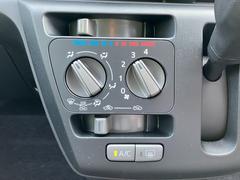 気温に合わせて直感的に操作することで、車内をいつでも快適に保てます。 3