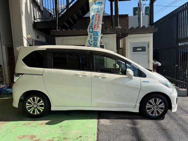 フリードハイブリッド ジャストセレクション　純正ナビＤＶＤバックカメラＥＴＣＵＳＢ両側Ｐスラハーフレザー後部モニタークルコンスマートキー純正ＡＷウィンカーミラー（10枚目）