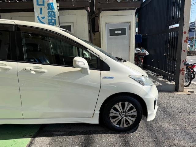 フリードハイブリッド ジャストセレクション　純正ナビＤＶＤバックカメラＥＴＣＵＳＢ両側Ｐスラハーフレザー後部モニタークルコンスマートキー純正ＡＷウィンカーミラー（18枚目）