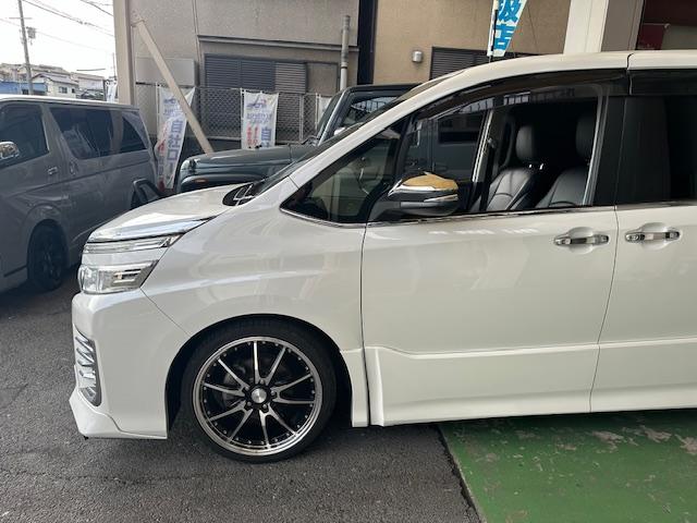 ヴォクシー ＺＳ　煌　社外ＡＷ・テール・車高調・ＴＲＤエアロ・カロッツェリアナビ・地デジ・ＤＶＤ・Ｂｌｕｅｔｏｏｔｈ・バックカメラ・ＥＴＣ・両側パワスラ・革調シート・後部モニタ・ドラレコ（15枚目）