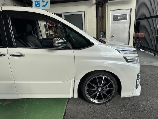 ヴォクシー ＺＳ　煌　社外ＡＷ・テール・車高調・ＴＲＤエアロ・カロッツェリアナビ・地デジ・ＤＶＤ・Ｂｌｕｅｔｏｏｔｈ・バックカメラ・ＥＴＣ・両側パワスラ・革調シート・後部モニタ・ドラレコ（18枚目）