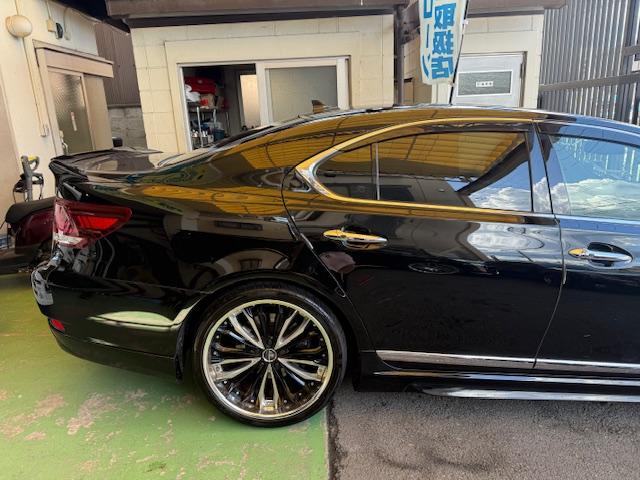 ＬＳ ＬＳ４６０　Ｆスポーツ　社外エアロ・社外ＡＷ・黒革・サンルーフ・ＥＴＣ・クルコン・パワートランク・ナビ・地デジ・Ｂｌｕｅｔｏｏｔｈ・Ｂカメ・シートエアコン・サンシェード（17枚目）