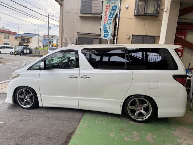 アルファード ２４０Ｓ　プライムセレクションＩＩ　車高調社外ＡＷナビ地デジＢカメＥＴＣＢｌｕｅｔｏｏｔｈ両側Ｐ後部モニタークルコンオットマンＬＥＤライトフォグサンルーフウィンカーミラースマートキー（9枚目）