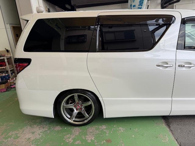 アルファード ２４０Ｓ　プライムセレクションＩＩ　車高調社外ＡＷナビ地デジＢカメＥＴＣＢｌｕｅｔｏｏｔｈ両側Ｐ後部モニタークルコンオットマンＬＥＤライトフォグサンルーフウィンカーミラースマートキー（17枚目）