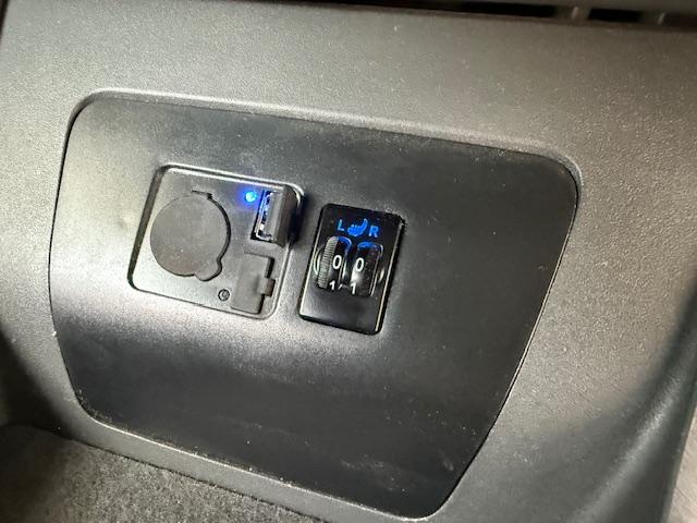 プリウス Ｓ　社外ＡＷ社外ナビＤＶＤ地デジＢｌｕｅｔｏｏｔｈＥＴＣバックカメラ革調シートガラスルーフソーラークルコンデジタルインナーミラー（29枚目）