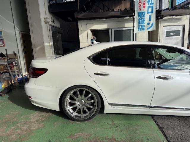 LS LS460 バージョンC Iパッケージ 社外21AW黒革サンルーフパワートランクハンドルヒーターシートエアコンエアサスコントローラーBSMAHSPCSソナーデェイライト(17枚目)