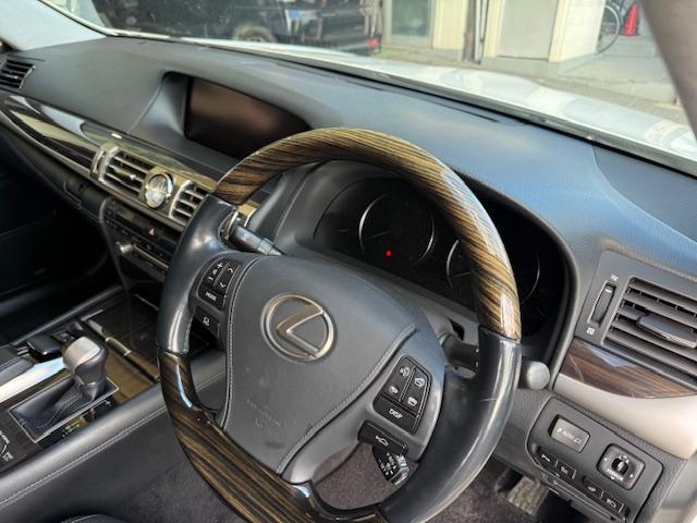 LS LS460 バージョンC Iパッケージ 社外21AW黒革サンルーフパワートランクハンドルヒーターシートエアコンエアサスコントローラーBSMAHSPCSソナーデェイライト(21枚目)