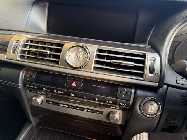 LS LS460 バージョンC Iパッケージ 社外21AW黒革サンルーフパワートランクハンドルヒーターシートエアコンエアサスコントローラーBSMAHSPCSソナーデェイライト(22枚目)