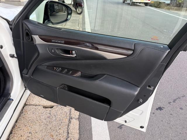 LS LS460 バージョンC Iパッケージ 社外21AW黒革サンルーフパワートランクハンドルヒーターシートエアコンエアサスコントローラーBSMAHSPCSソナーデェイライト(34枚目)