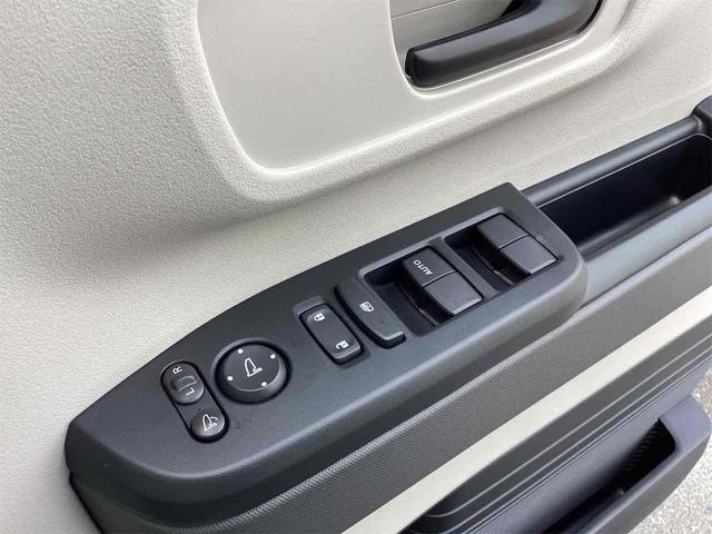 Ｎ－ＢＯＸ ベースグレード　両側スライド・片側電動　オートクルーズコントロール　衝突被害軽減システム　オートライト　スマートキー　アイドリングストップ　電動格納ミラー　シートヒーター　ＣＶＴ　ＥＳＣ　エアコン　パワーステアリング（12枚目）