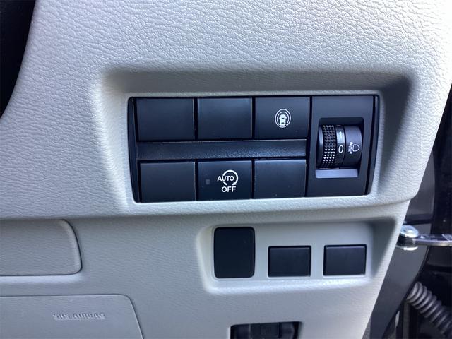 『アイドリングストップ』クルマが停車すると自動的にエンジンを停止し、無駄な燃料消費や排出ガスを抑えます。素早くエンジンを再始動させるなど、ドライバーの感覚とズレのない自然な制御を目指しています。