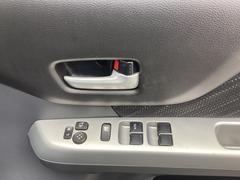 パワーウィンドウのスイッチですよ。運転席に居ながら窓を開け閉めのコントロールできますよ。 3