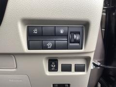 『アイドリングストップ』クルマが停車すると自動的にエンジンを停止し、無駄な燃料消費や排出ガスを抑えます。素早くエンジンを再始動させるなど、ドライバーの感覚とズレのない自然な制御を目指しています。 3