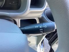 周りが薄暗くなったら自動点灯するオートライトを装備。 4
