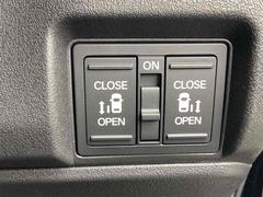 両側電動スライドドア！！荷物で手が塞がるなど簡単にドアの開閉が出来ます！何より力いらずで開閉ＯＫ！女性やお年寄りにも優しい。電動機能はＯＦＦにもできますから元気なお子様の駆け出しも安心！ 3