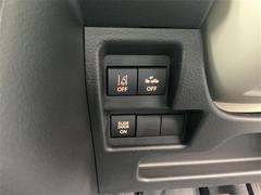 【レーンアシスト】走行中にカメラで車線を認識し、車線を逸脱しそうなときに警報を発したり、さらに進んでステアリング補正を行ったりする機能。 3