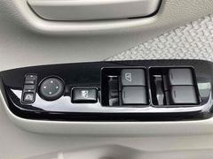 パワーウィンドウのスイッチですよ。運転席に居ながら窓を開け閉めのコントロールできますよ。 4