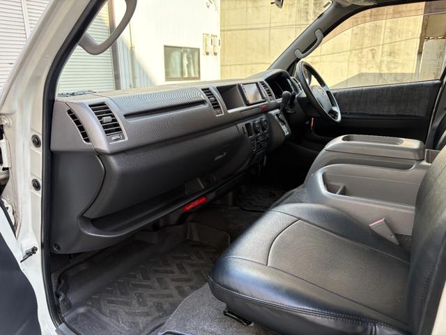 ハイエースワゴン グランドキャビン 実走行4万km台★修復歴無★パールII★パワースライドドア★10人乗り★ナビ★バックカメラ★フリップダウンモニター★レザー調シートカバー★オートステップ★ワイドスーパーロングハイルーフ★フルサイズ★(18枚目)