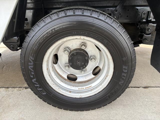 トヨエース 　２トンアルミバン★実走行４．５万ｋｍ★修復歴無★最大積載量２０００ｋｇ★５速ＭＴ★２７００ｃｃガソリンエンジン★荷箱内側替え施工仕上げ★車両総重量４５３５ｋｇ★５トン未満免許★ＥＴＣ★３人乗★（16枚目）