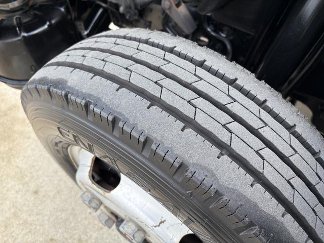 トヨエース 　２トンアルミバン★実走行４．５万ｋｍ★修復歴無★最大積載量２０００ｋｇ★５速ＭＴ★２７００ｃｃガソリンエンジン★荷箱内側替え施工仕上げ★車両総重量４５３５ｋｇ★５トン未満免許★ＥＴＣ★３人乗★（23枚目）