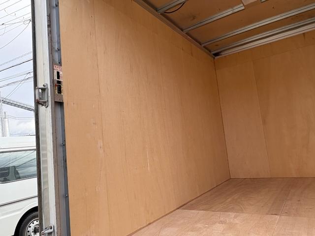 トヨエース 　２トンアルミバン★実走行４．５万ｋｍ★修復歴無★最大積載量２０００ｋｇ★５速ＭＴ★２７００ｃｃガソリンエンジン★荷箱内側替え施工仕上げ★車両総重量４５３５ｋｇ★５トン未満免許★ＥＴＣ★３人乗★（32枚目）