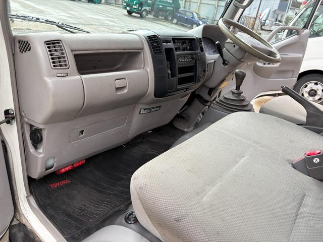 トヨエース 　２トンアルミバン★実走行４．５万ｋｍ★修復歴無★最大積載量２０００ｋｇ★５速ＭＴ★２７００ｃｃガソリンエンジン★荷箱内側替え施工仕上げ★車両総重量４５３５ｋｇ★５トン未満免許★ＥＴＣ★３人乗★（43枚目）