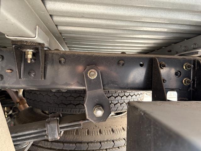 トヨエース ロングフルジャストロー 実走行0.4万km台★4224km★修復歴無★ロング★平ボディー★4ナンバー小型貨物★三方開★低床★リアWタイヤ★集中ロック★テールゲートチェーン★3人乗り★積載量1500kg★5速MT★(34枚目)