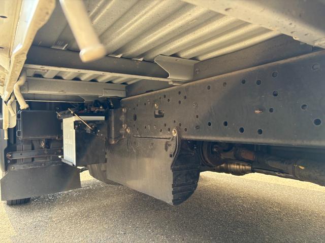 トヨエース ロングフルジャストロー 実走行0.4万km台★4224km★修復歴無★ロング★平ボディー★4ナンバー小型貨物★三方開★低床★リアWタイヤ★集中ロック★テールゲートチェーン★3人乗り★積載量1500kg★5速MT★(35枚目)