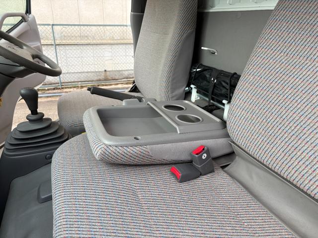 トヨエース ロングフルジャストロー 実走行0.4万km台★4224km★修復歴無★ロング★平ボディー★4ナンバー小型貨物★三方開★低床★リアWタイヤ★集中ロック★テールゲートチェーン★3人乗り★積載量1500kg★5速MT★(43枚目)