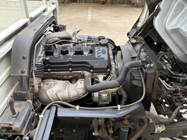 トヨエース ロングフルジャストロー 実走行0.4万km台★4224km★修復歴無★ロング★平ボディー★4ナンバー小型貨物★三方開★低床★リアWタイヤ★集中ロック★テールゲートチェーン★3人乗り★積載量1500kg★5速MT★(51枚目)