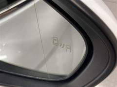 ブラインドスポットモニター（ＢＳＭ）を装備しています。隣を走る車両が死角に入るとミラー内ＬＥＤインジケーターが点灯。さらに、ウィンカーを出すとインジケーターが光って点滅して注意を促してくれます。 3